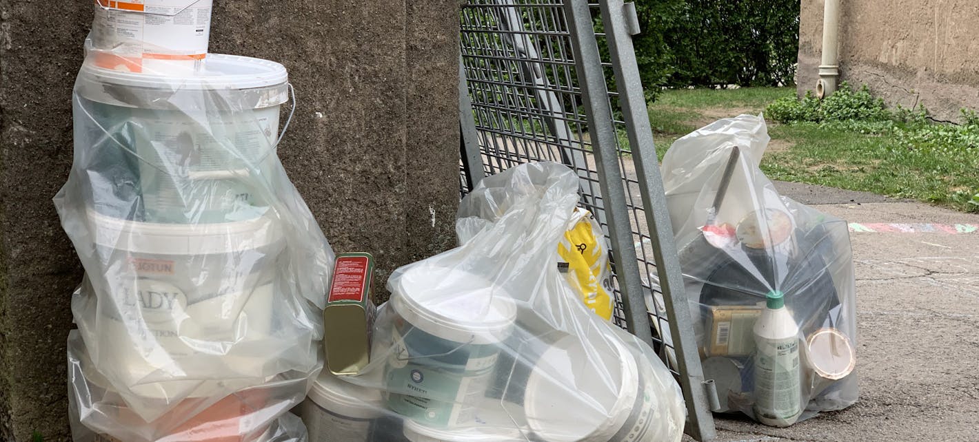 Bilde av gjennomsiktige avfallssekker med farlig avfall