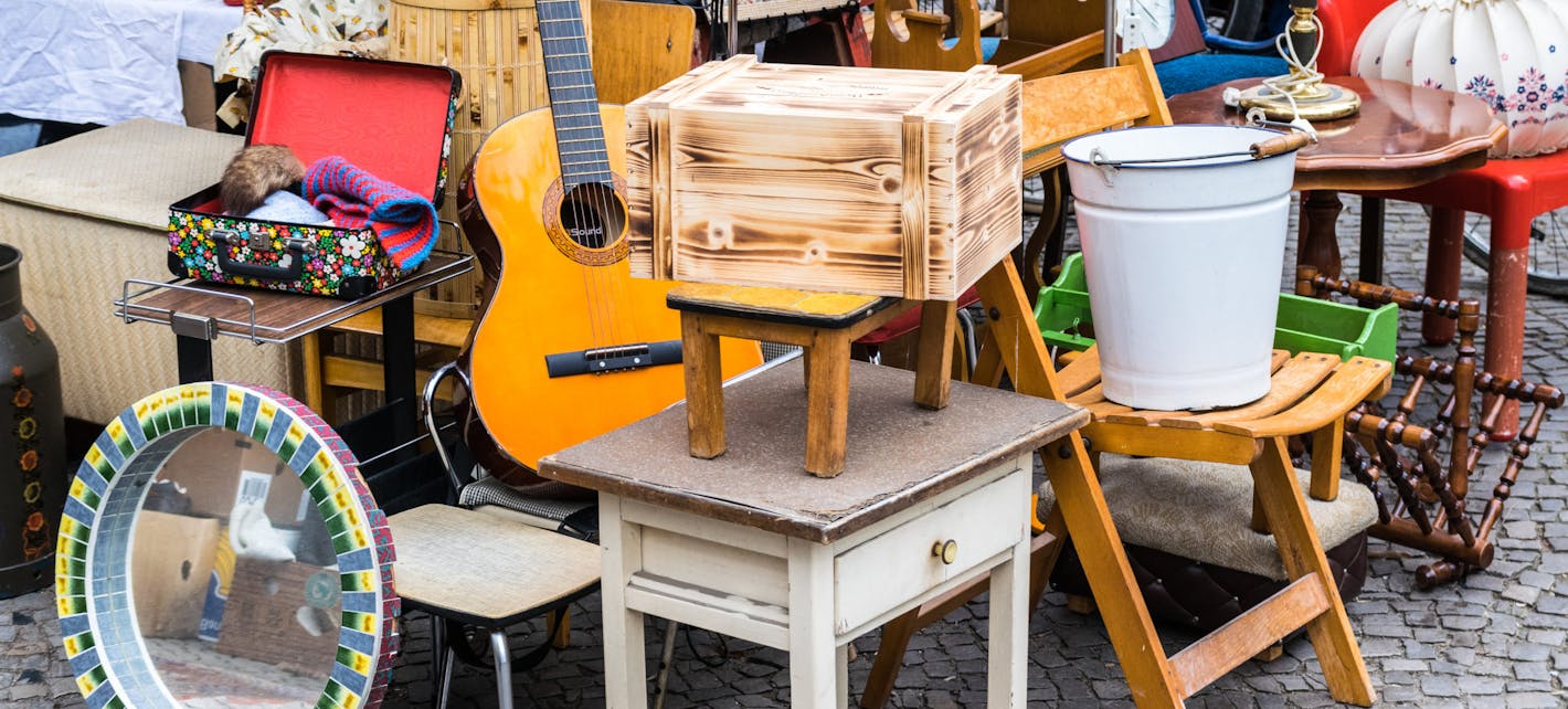 Bilder av brukte varer som møbler, interiør og en gitar