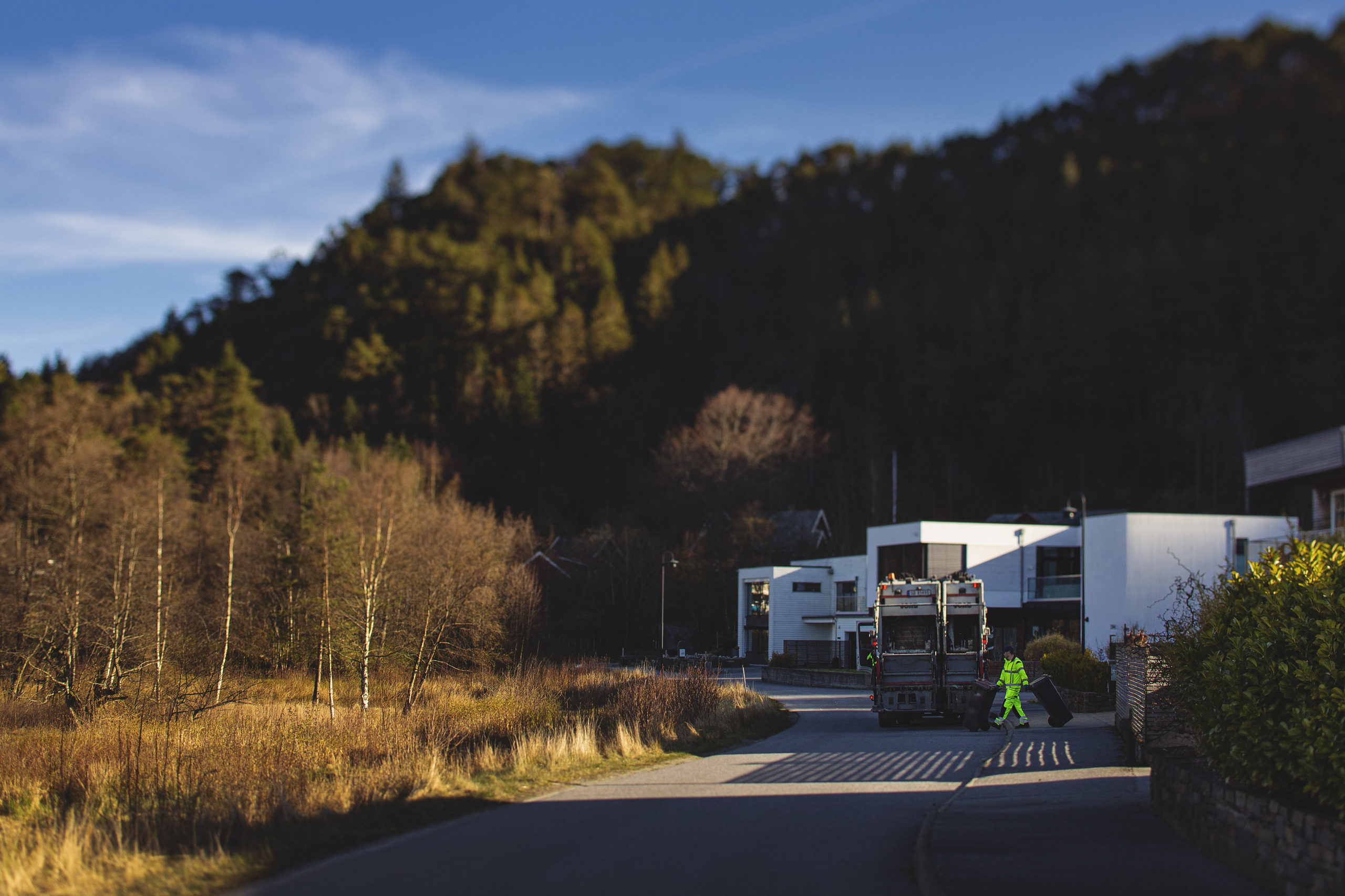 En renovasjonsbil fra HIM henter avfall i et boligområde