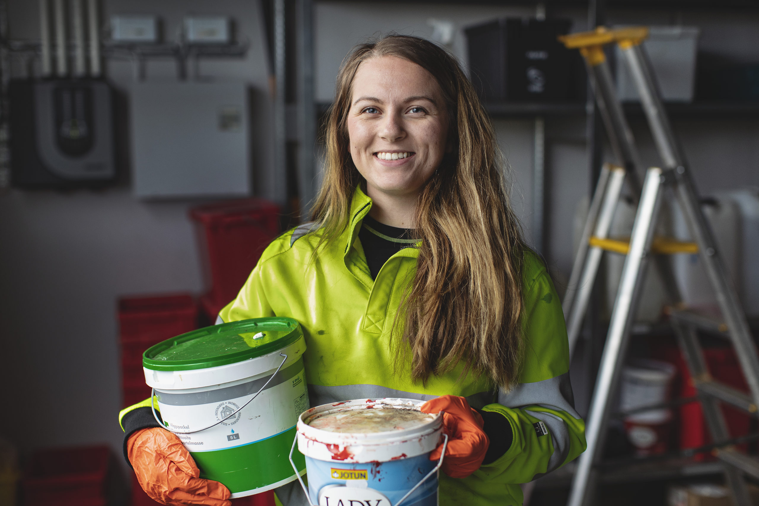 Fagansvarlig for farlig avfall på Årabrot miljøpark, Eivor Ytreland, er avbildet med to tomme malingspann