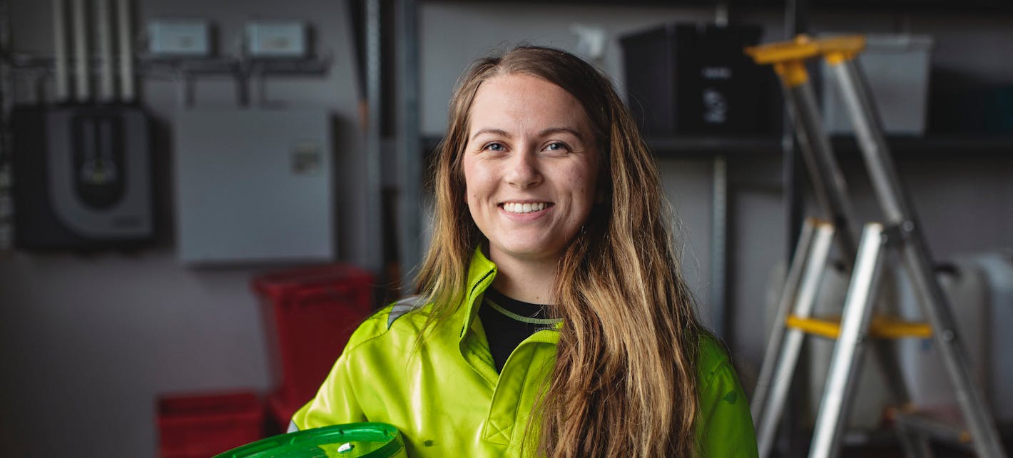 Fagansvarlig for farlig avfall på Årabrot miljøpark, Eivor Ytreland, er avbildet med to tomme malingspann