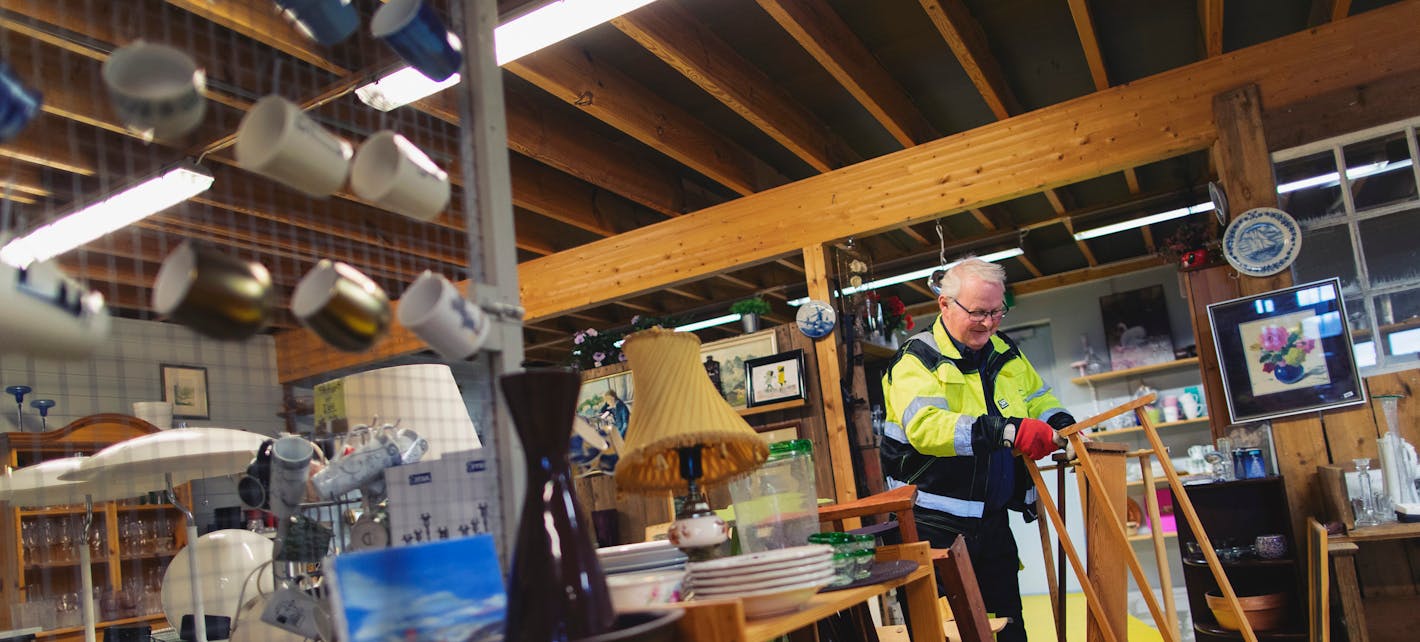 Butikkansvarlig Rune Veste rydder i varer på Affi Bruktbutikk