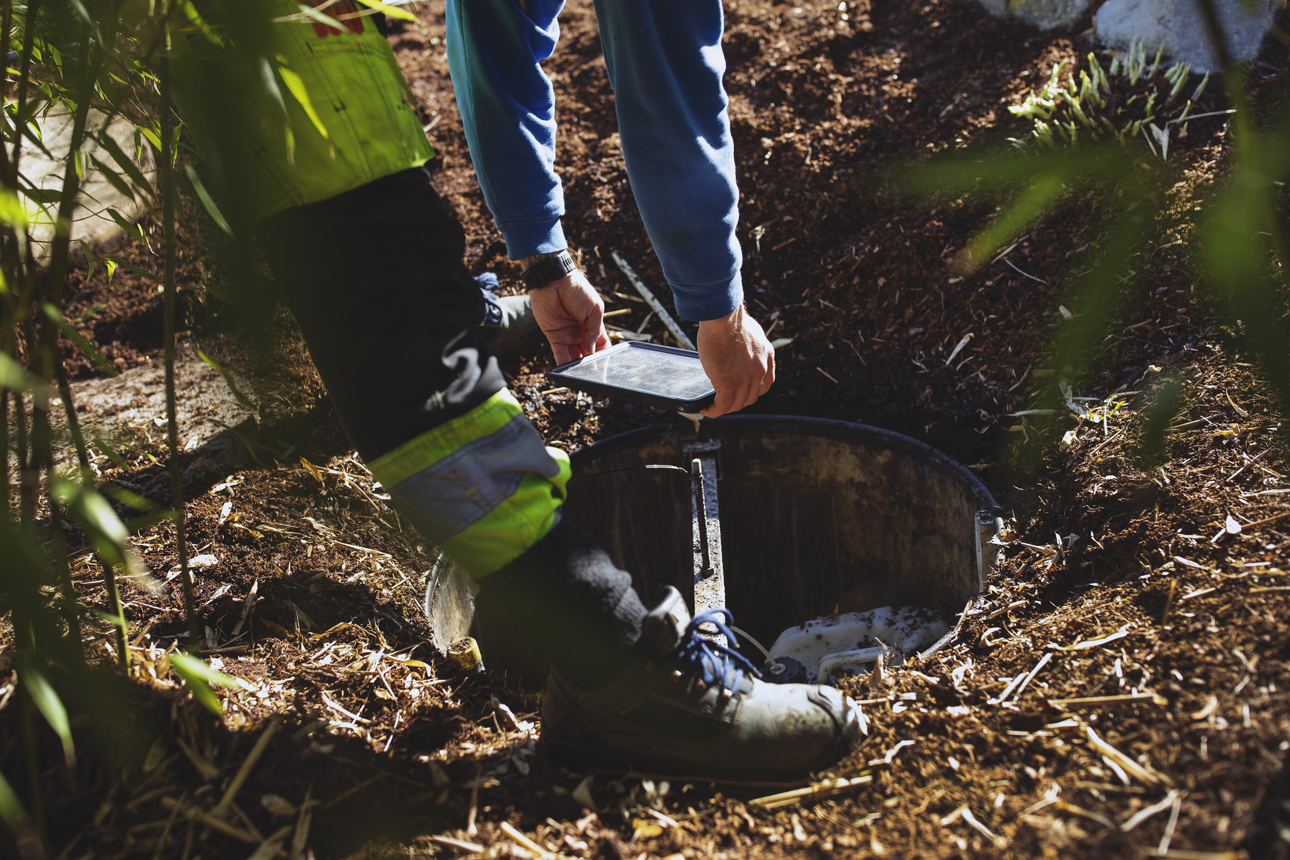 En person tømmer en slam-tank
