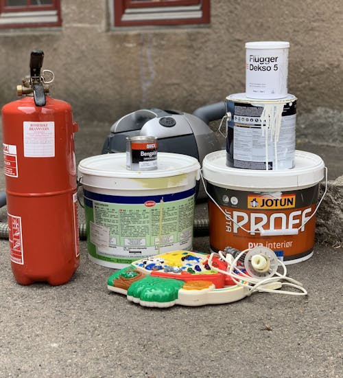 Bilde av forskjellig farlig avfall, som maling, et brannslukkingsapparat og en støvsuger