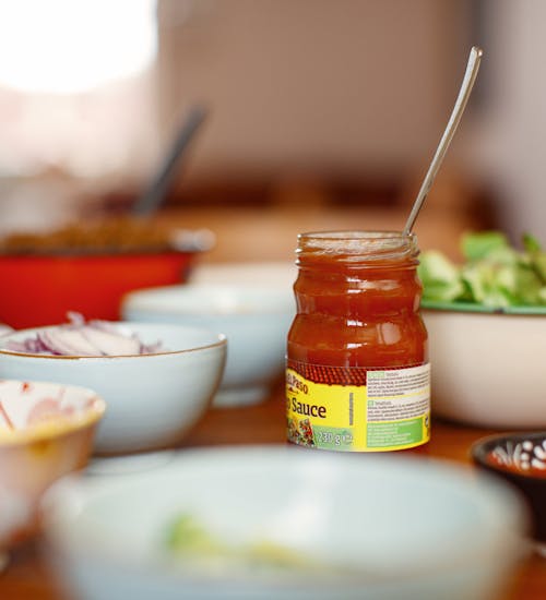 Forskjellige skåler og glass med tacotilbehør på et spisebord