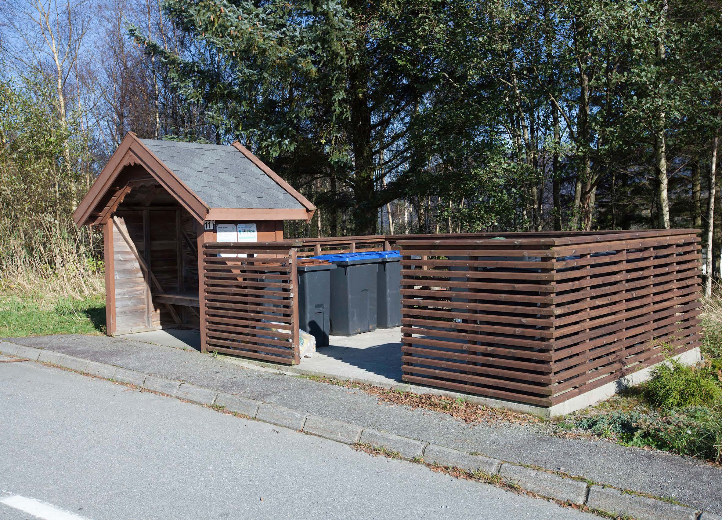 Bilde av en felles samleplass som har blitt opparbeidet med et fint gjerde rundt. Det ser rent og ryddig ut.