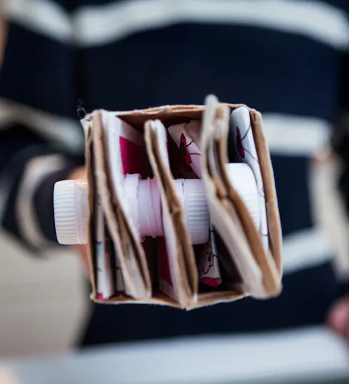 Bilde av en drikkekartong med flere sammenpressede kartonger inni