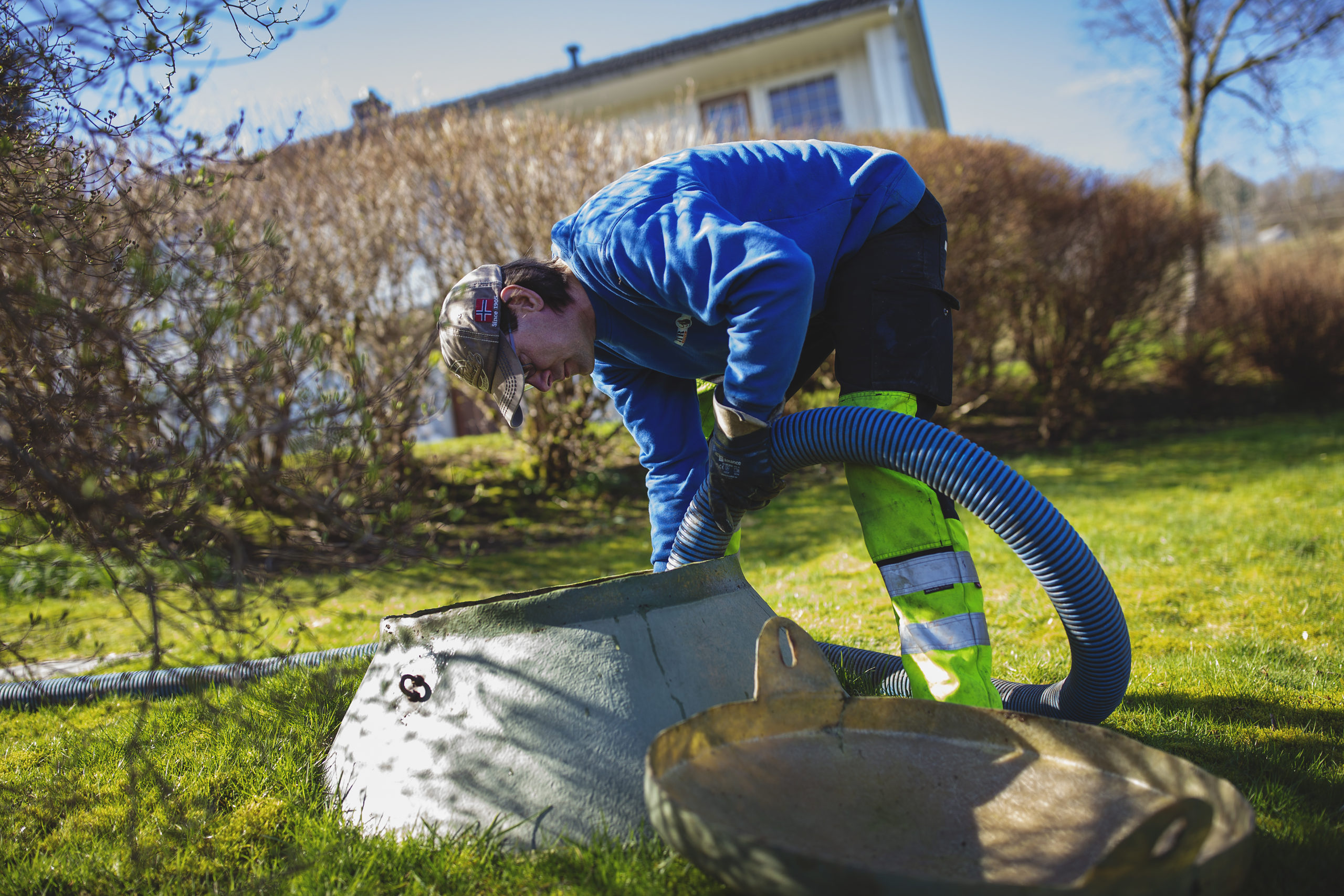 Bilde av en septik som blir tømt med slange