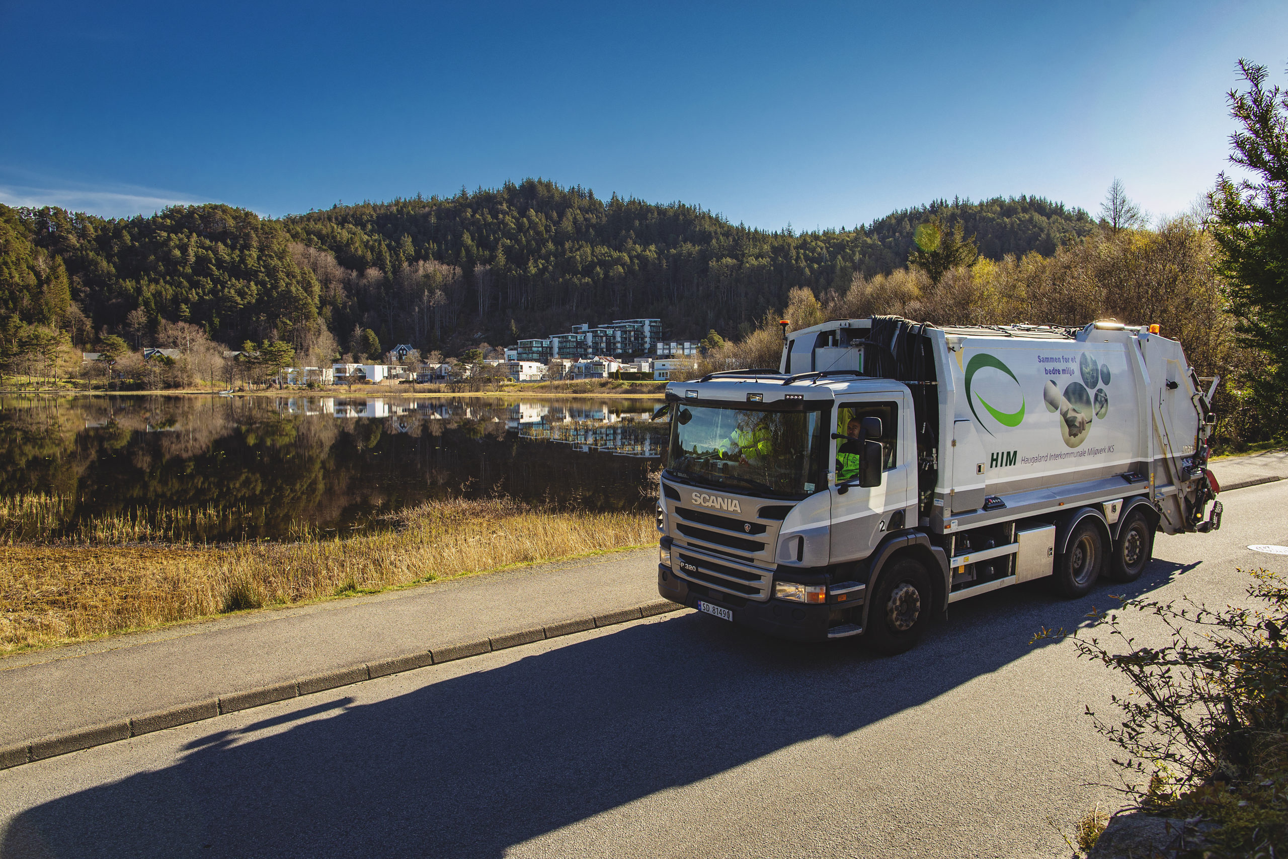 Renovasjonsbil fra HIM Transport kjører i Haugesund