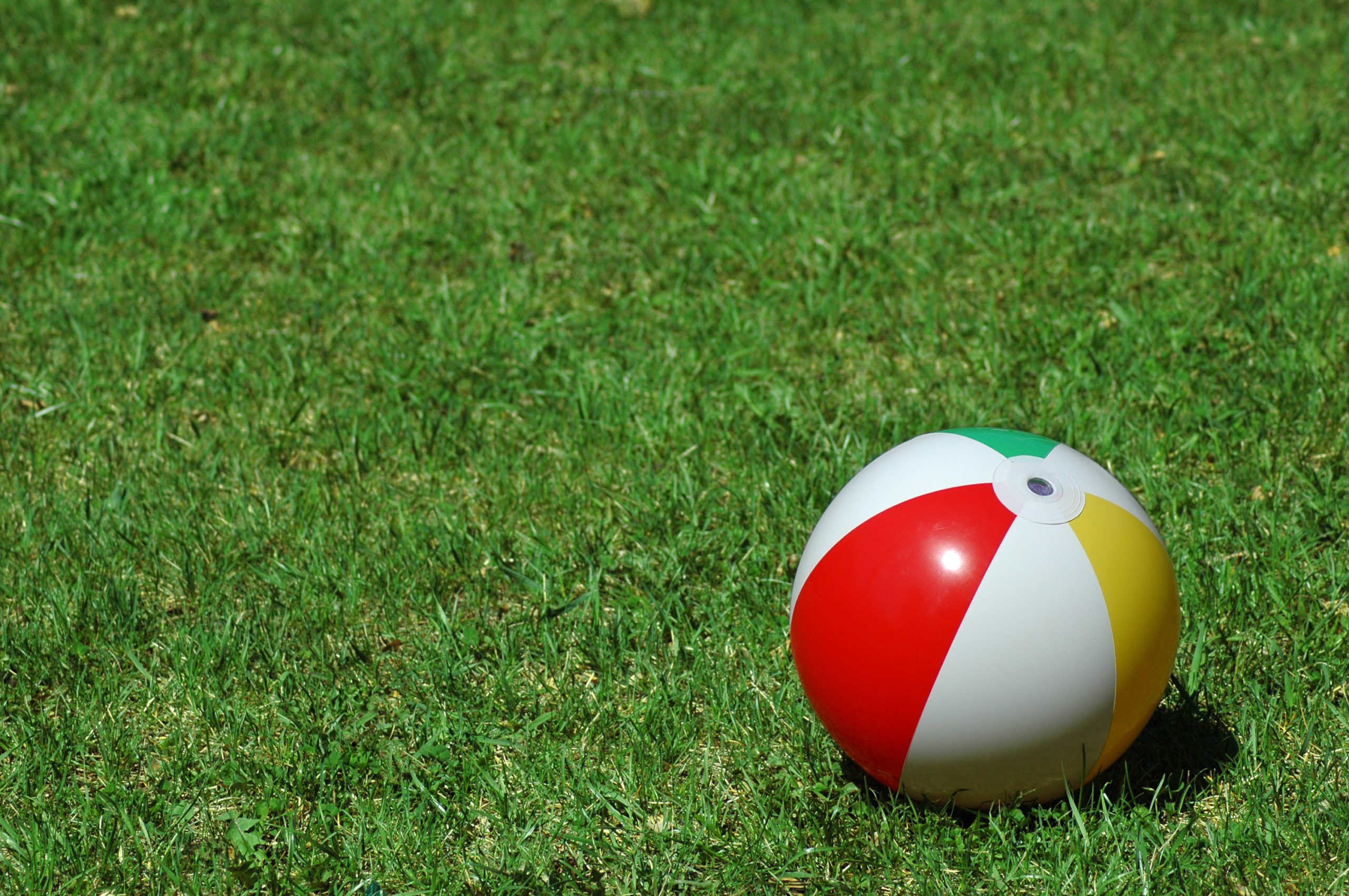 Badeball i friske farger på en grønn plen