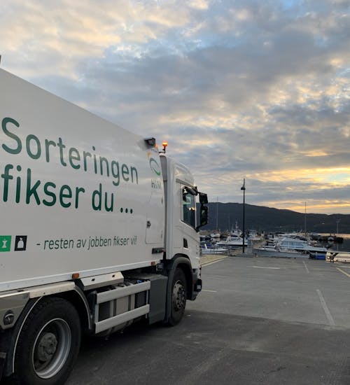 Renovasjonsbil fra HIM transport på et av stoppestedene for mobilt avfallsmottak