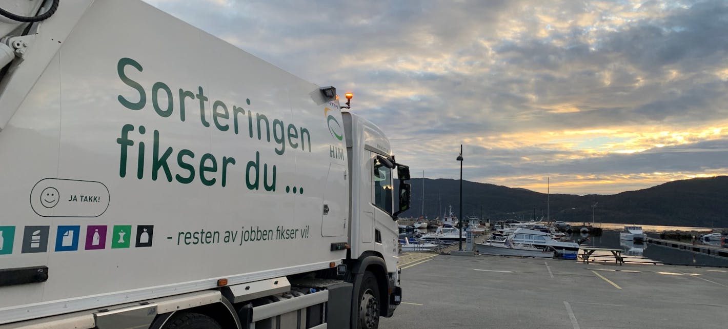 Renovasjonsbil fra HIM transport på et av stoppestedene for mobilt avfallsmottak