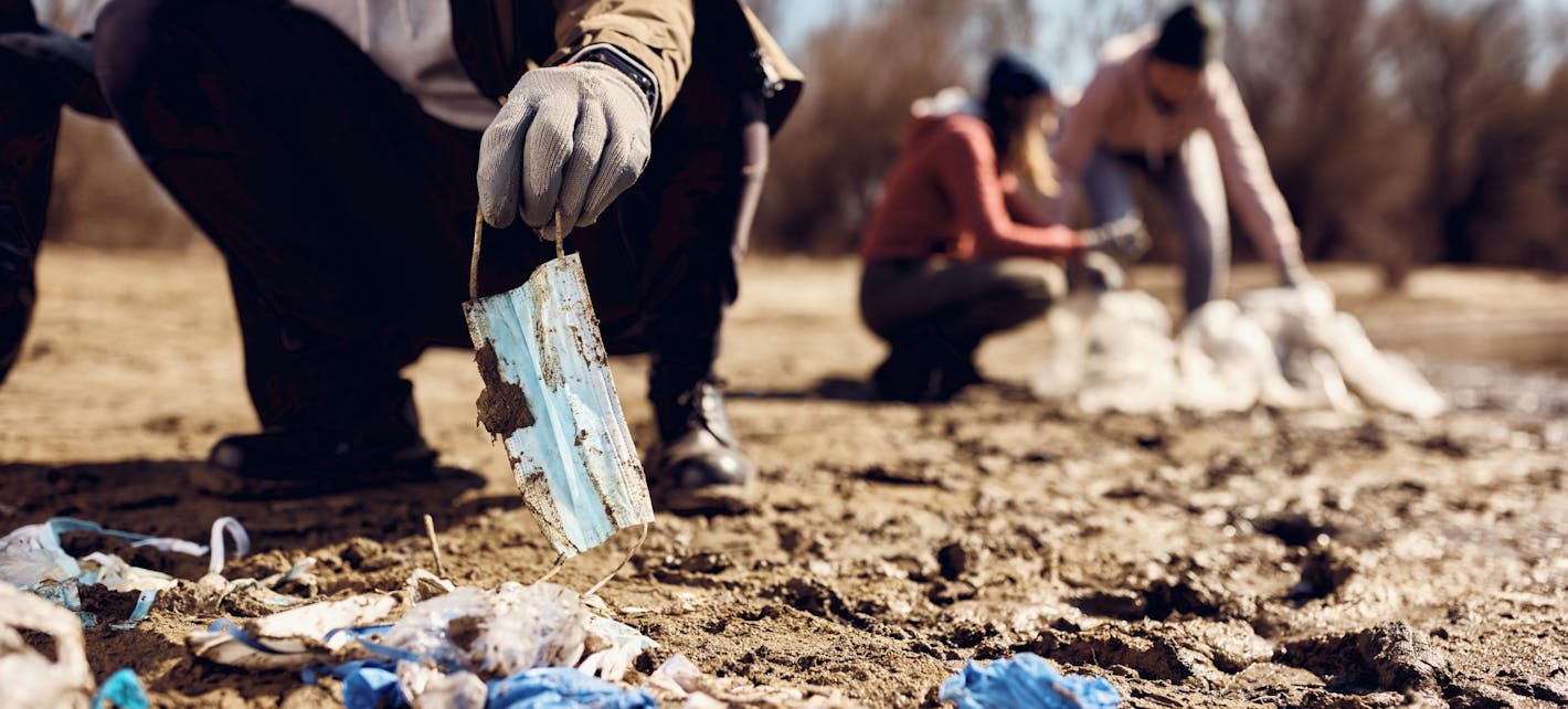 Mennesker som rydder søppel