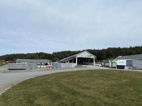 Bilde av rampen der kunder leverer avfall på Årabrot miljøpark