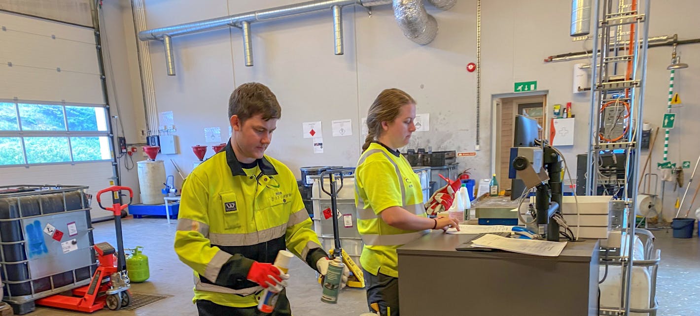 Student Anders Emil og fagansvarlig farlig avfall på Årabrot, Eivor, på farlig avfall-mottaket.