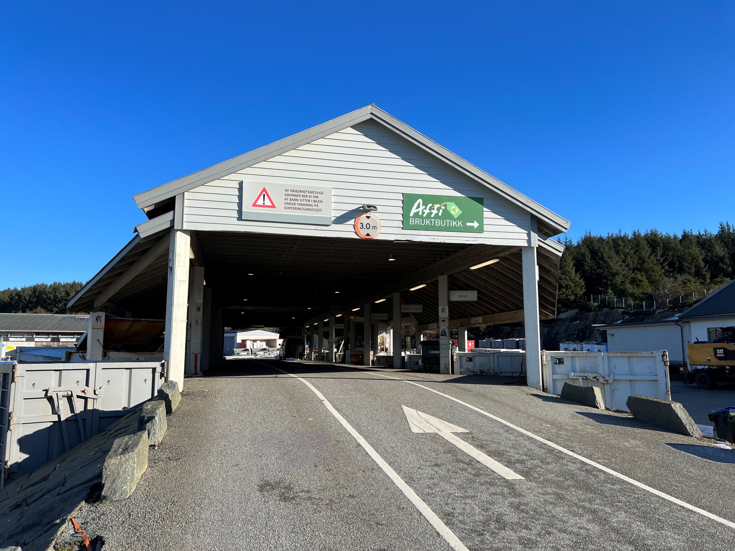 Bilde av rampen på Årabrot en dag med blå himmel og sol