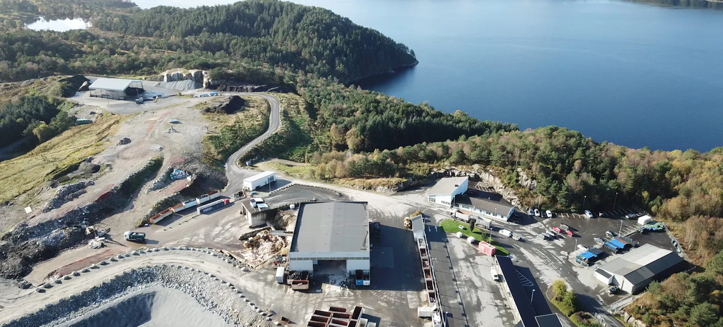 Dronebilde viser Toraneset miljøpark med gammelt og nytt deponi.