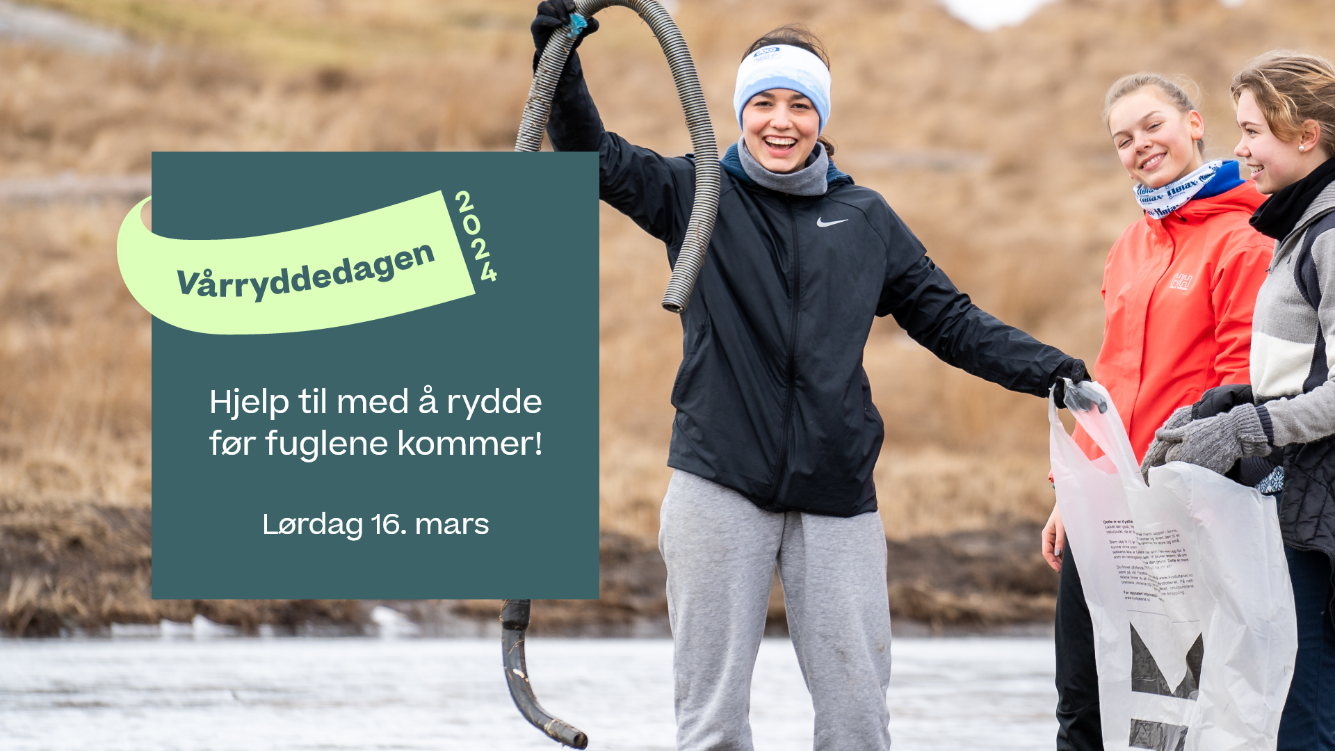 Bilde av tre unge kvinner som rydder søppel ute. Plakat som sier: Vårryddedagen 2024 - Hjelp til med å rydde før fuglene kommer! Lørdag 16. mars.