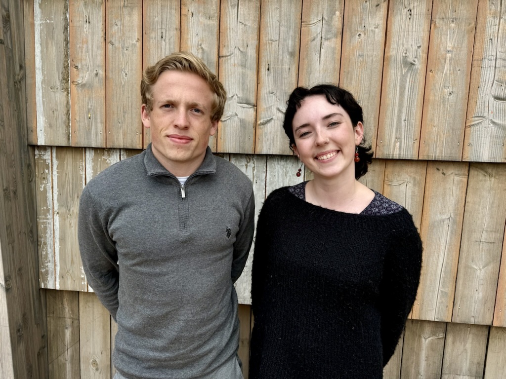 REdu-student Trym Hemmingstad og Idun Myrseth utenfor HIM på Årabrot