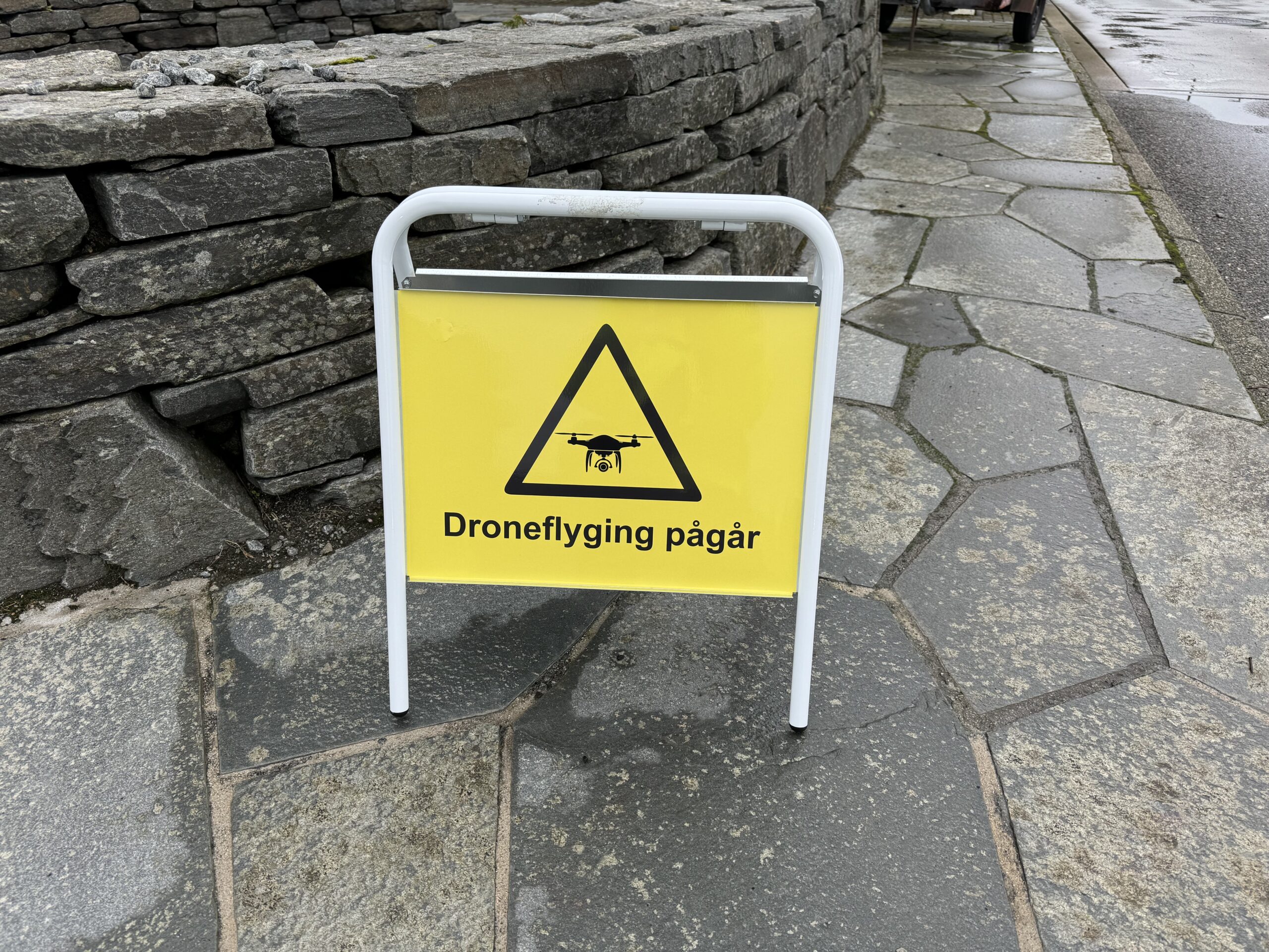 Gult skilt med teksten 