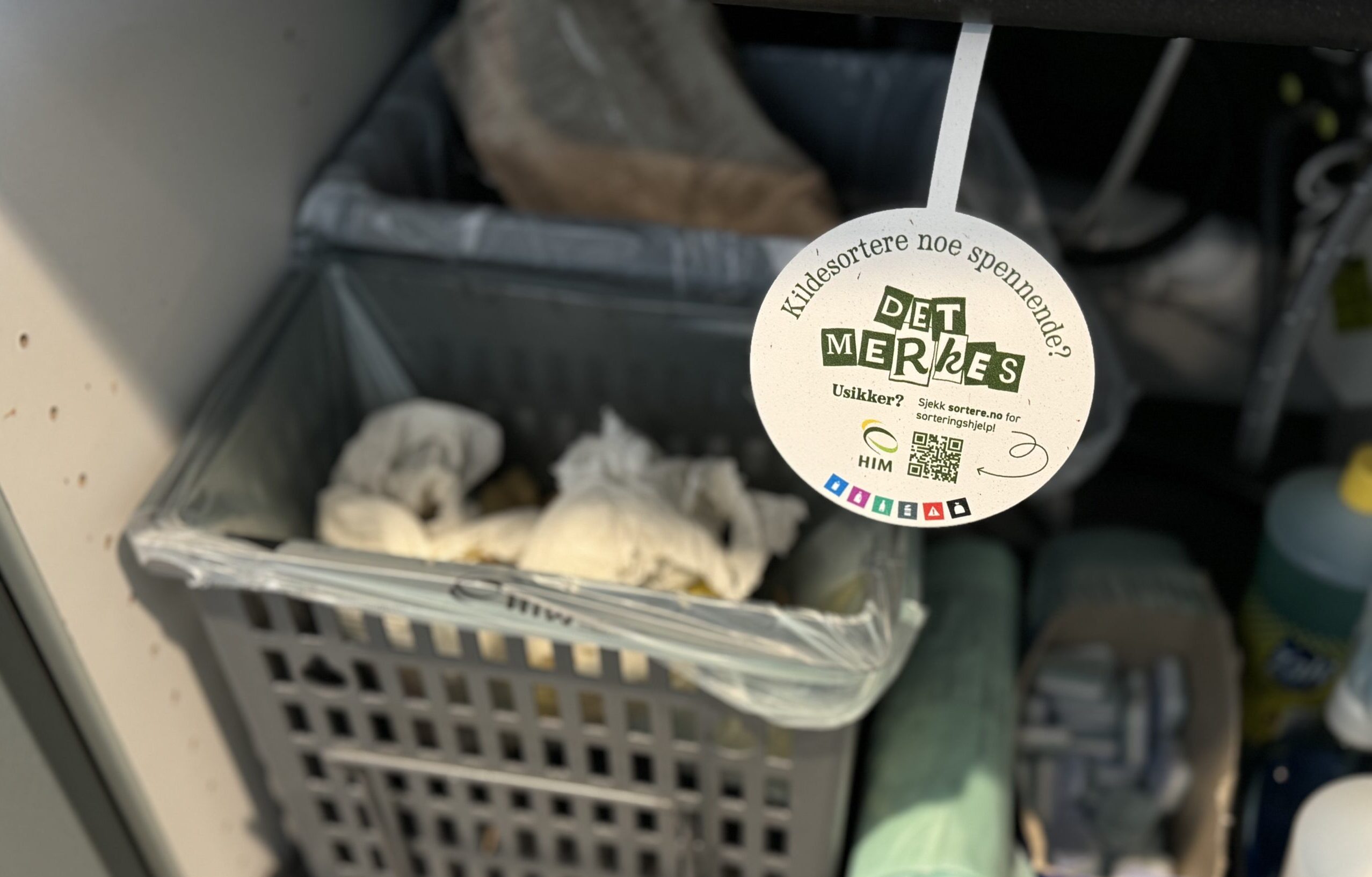 En rund vippetass med tekst 