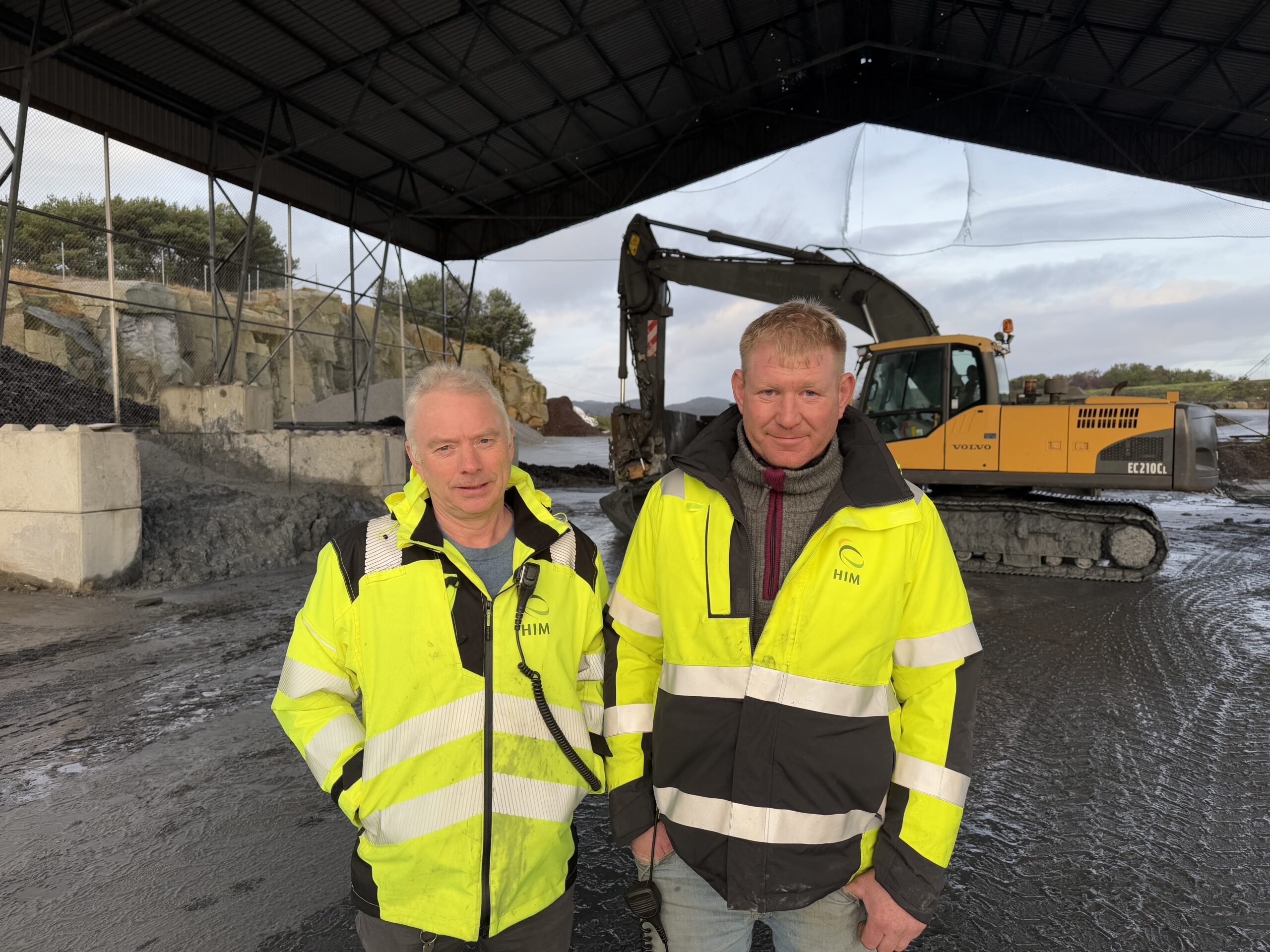 Driftsleder på Toraneset, Håvard Kallestadbakken, og driftsoperatør Lars Kåre Tørresdal står foran en gravemaskin og massene fra Odda.