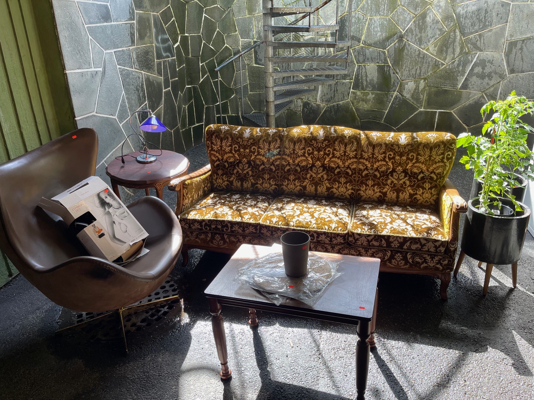 Bilde av en sofa og noen stoler som er stilt ut i forbindelse med Grønn dag i 2024